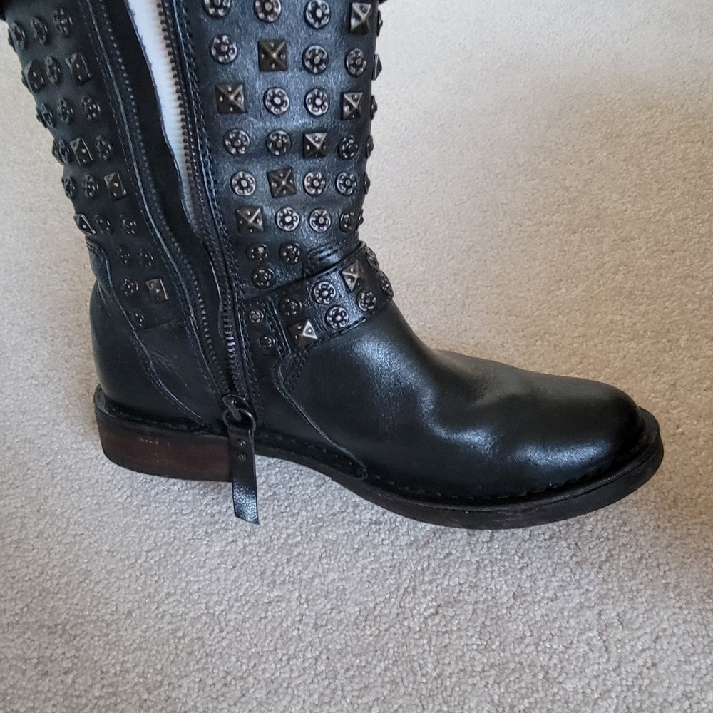 UGG Boot - Picture 3 of 5